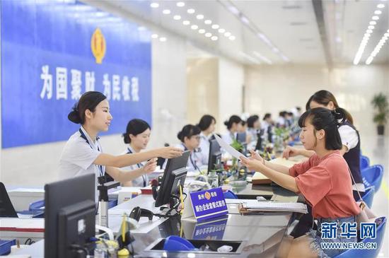  國家稅務總局泉州市稅務局豐澤街辦稅服務廳的工作人員在新辦企業(yè)服務窗口為納稅人提供“套餐式”服務（2018年9月13日攝）。新華社記者 宋為偉 攝