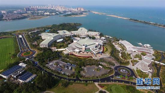  位于海南省瓊海市博鰲鎮(zhèn)的博鰲亞洲論壇國際會議中心（2018年3月22日無人機拍攝）。新華社記者 郭程 攝