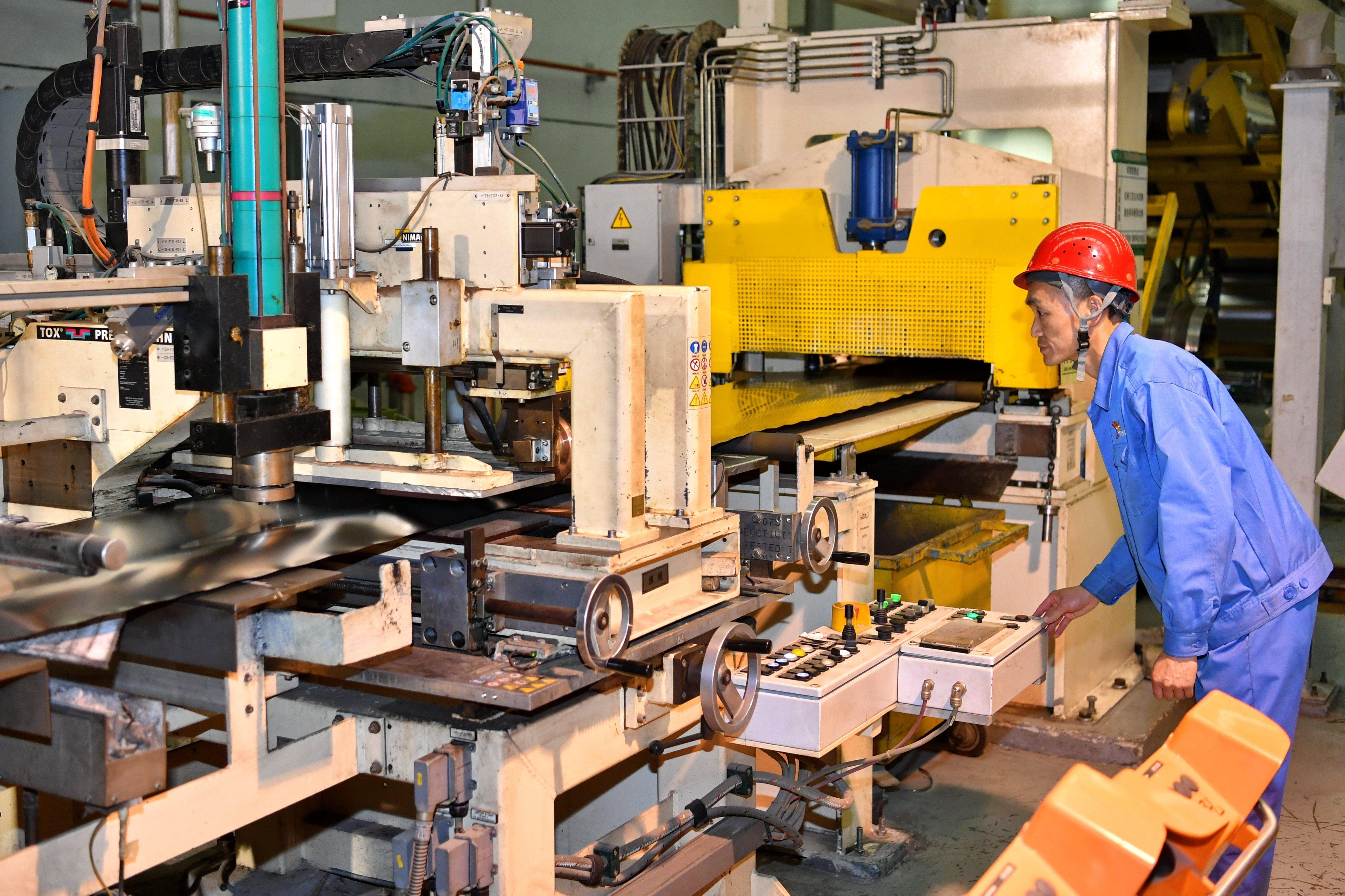 太鋼集團員工在操控超薄帶狀不銹鋼的加工設(shè)備（5月24日攝）。新華社記者 曹陽 攝.JPG