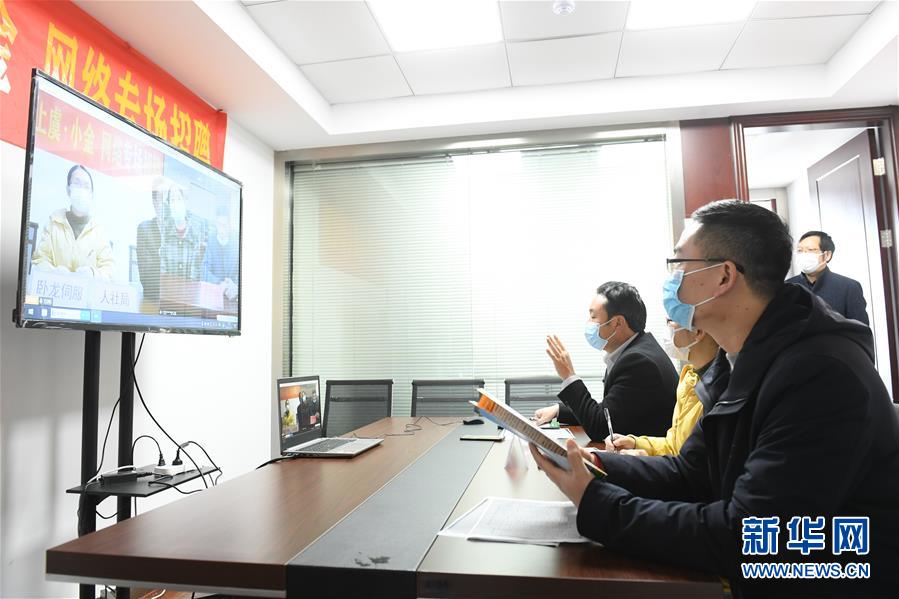 （新華全媒頭條·圖文互動(dòng)）（18）從人民中汲取磅礴力量——習(xí)近平總書記同出席2020年全國(guó)兩會(huì)人大代表、政協(xié)委員共商國(guó)是紀(jì)實(shí)