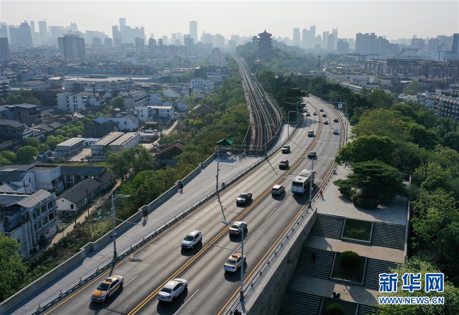 （新華全媒頭條·圖文互動(dòng)）（13）從人民中汲取磅礴力量——習(xí)近平總書記同出席2020年全國(guó)兩會(huì)人大代表、政協(xié)委員共商國(guó)是紀(jì)實(shí)