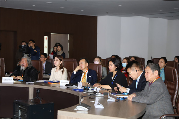 10月22日，第11屆中蒙新聞?wù)搲癁跆m巴托會(huì)場(chǎng)與會(huì)人員觀看《命運(yùn)與共 風(fēng)雨同舟》中蒙合作抗疫紀(jì)錄片。