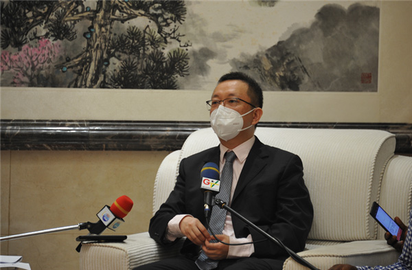 駐加納臨時代辦朱憬致辭(駐加納使館供圖)