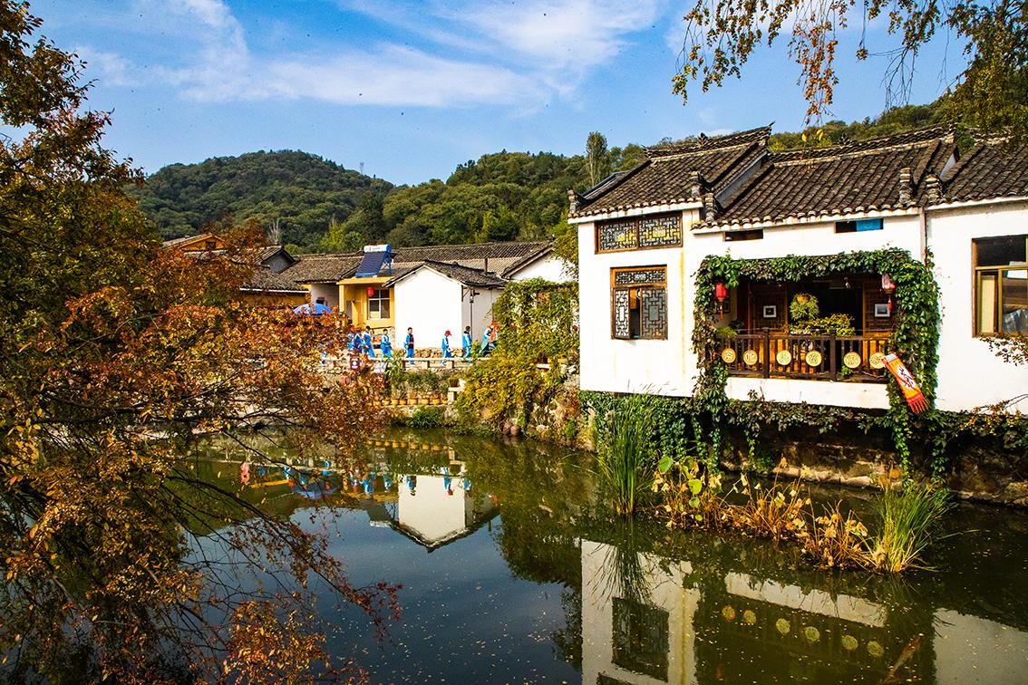 中國(guó)鄉(xiāng)村旅游新殺出一匹“黑馬”，人們都往這跑，深秋旅游真火爆