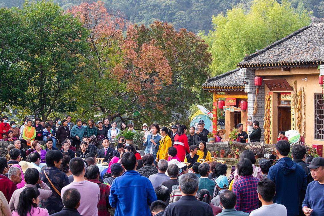 中國(guó)鄉(xiāng)村旅游新殺出一匹“黑馬”，人們都往這跑，深秋旅游真火爆