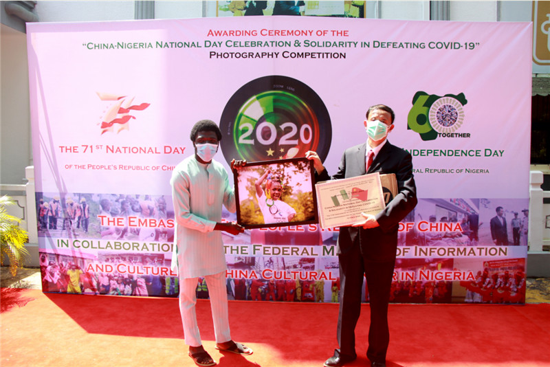 李旭大參贊為“中尼友誼類”一等獎獲得者頒獎(駐尼使館供圖)