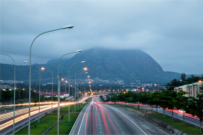 “自然和風光類”一等獎作品《祖瑪巖燈路》(駐尼使館供圖)