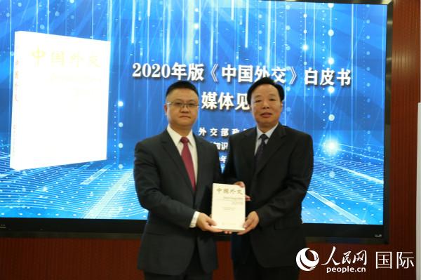 外交部政策規(guī)劃司副司長鄭立樵(左)與世界知識出版社社長蘇文(右)