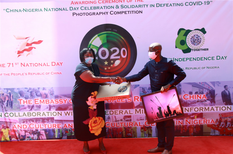 伊杜拉司長為“風土人情類”一等獎獲得者頒獎(駐尼使館供圖)