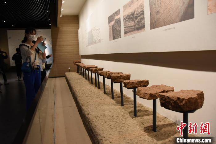 圖為城墻夯筑平面及夯窩復(fù)原?！⊥跤?攝