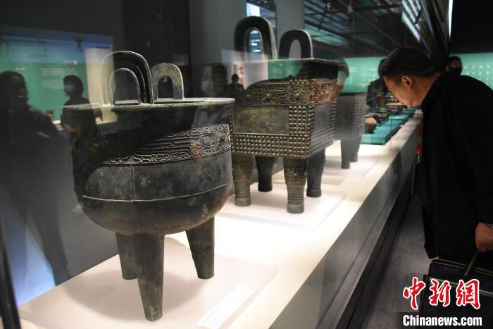 圖為商代青銅鼎(復(fù)制品)?！⊥跤?攝