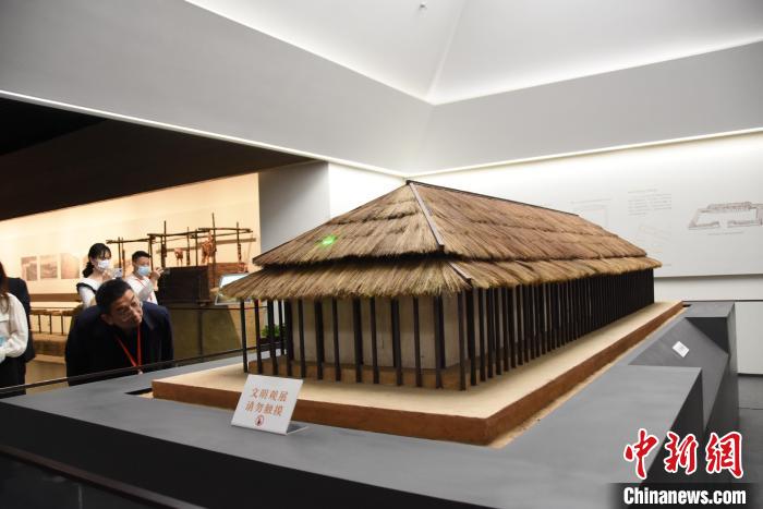 圖為商代宮殿復(fù)原模型?！⊥跤?攝