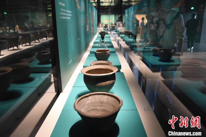 圖為出土的商代陶制品?！⊥跤?攝