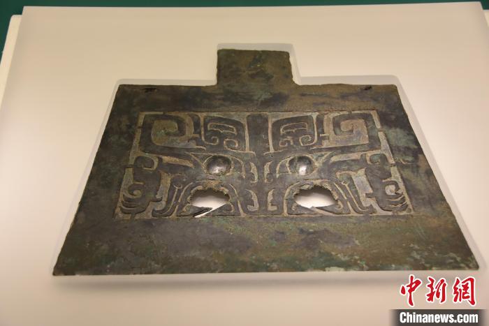 圖為獸面紋銅鉞?！⊥跤?攝