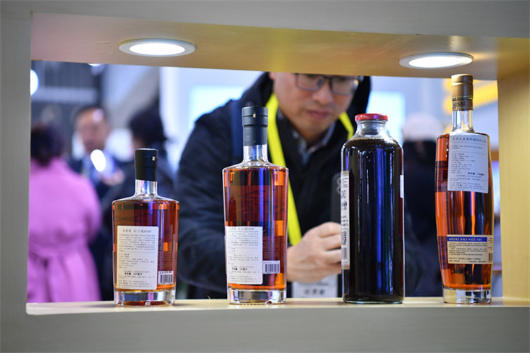 11月16日，觀眾在第七屆絲博會(huì)上參觀阿塞拜疆展位上的酒水產(chǎn)品。新華社記者 邵瑞 攝