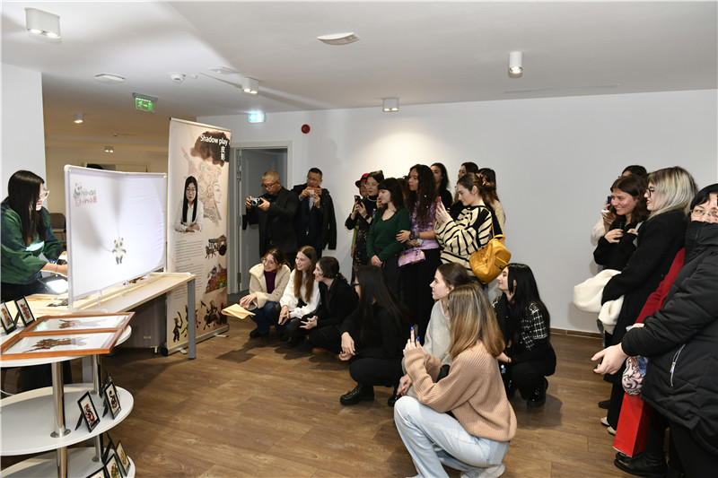 圖為觀眾欣賞帶有“你好中國”標(biāo)識(shí)的皮影展示。 布加勒斯特中國文化中心供圖。