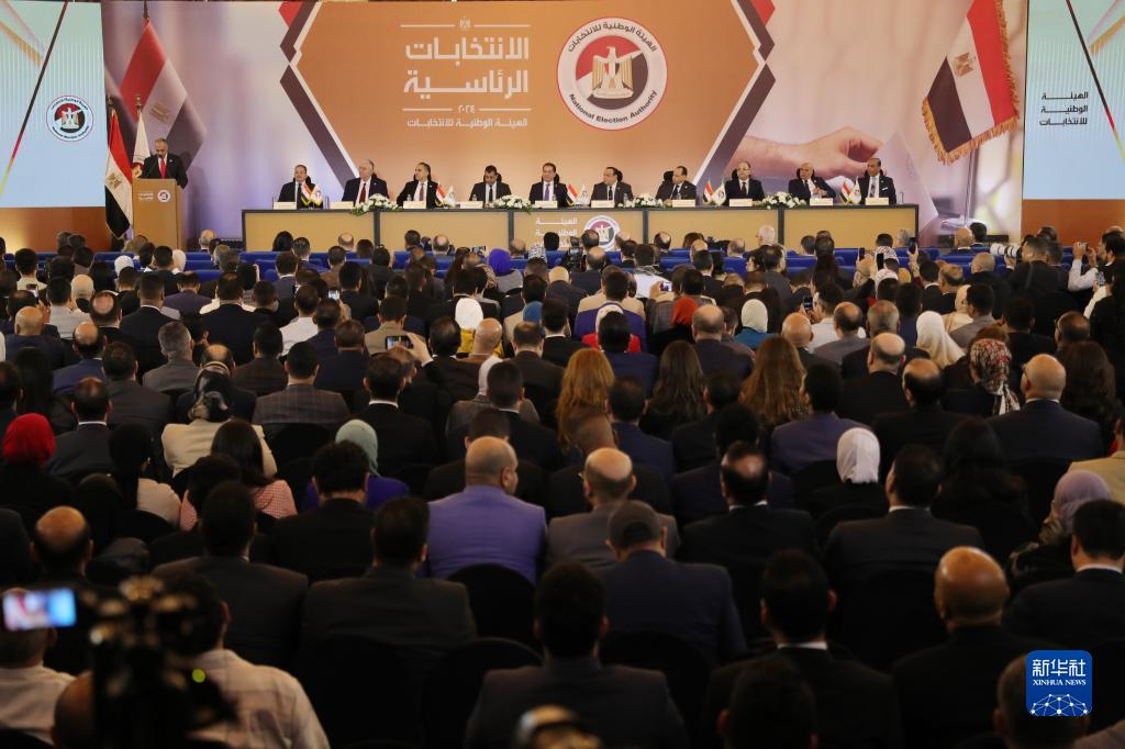 這是12月18日在埃及首都開羅拍攝的埃及全國選舉委員會新聞發(fā)布會現(xiàn)場。新華社發(fā)（艾哈邁德·戈馬攝）