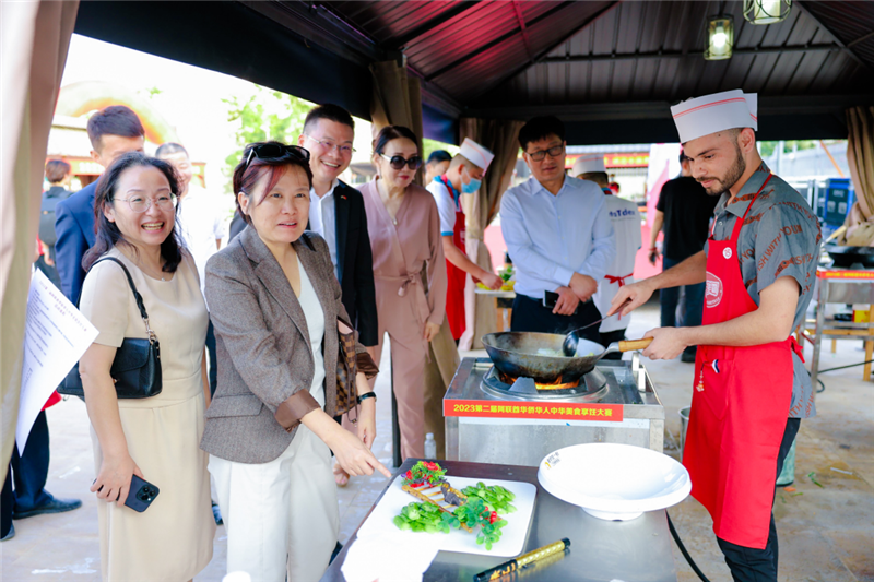 嘉賓現(xiàn)場觀摩。阿聯(lián)酋上?？偵虝咄l(xiāng)會供圖