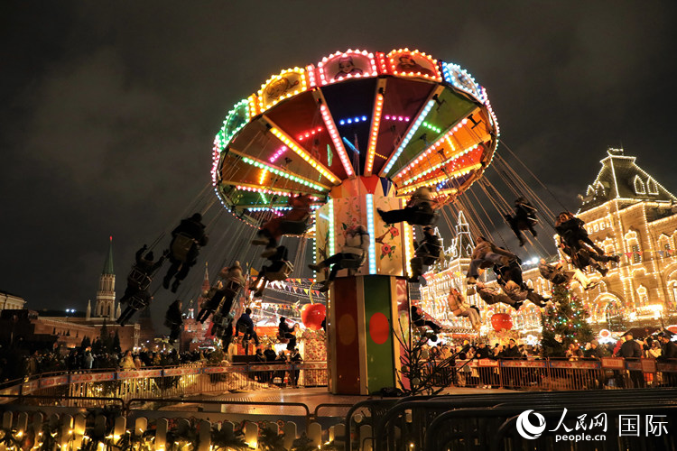 位于莫斯科紅場(chǎng)中央的“古姆”新年集市。人民網(wǎng)記者 隋鑫攝