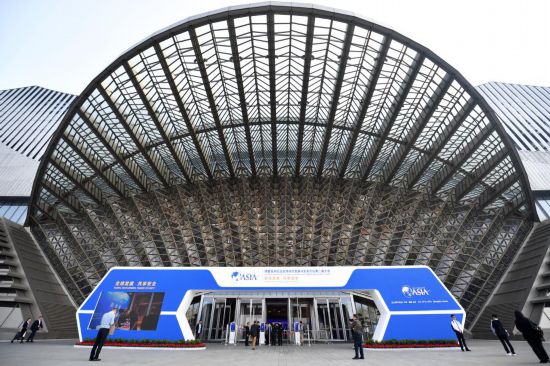 2023年10月30日，參會(huì)嘉賓步入長(zhǎng)沙國(guó)際會(huì)議中心。當(dāng)日，以“全球發(fā)展 共享安全”為主題的博鰲亞洲論壇全球經(jīng)濟(jì)發(fā)展與安全論壇第二屆大會(huì)在湖南長(zhǎng)沙開(kāi)幕。新華社記者 陳振海 攝