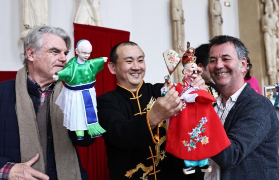 2月10日，在位于法國(guó)巴黎埃菲爾鐵塔附近的建筑與遺產(chǎn)之城博物館，觀眾近距離體驗(yàn)布袋木偶戲。新華社記者高靜攝