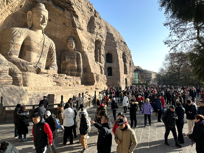 云岡石窟游人如織。 于宏攝