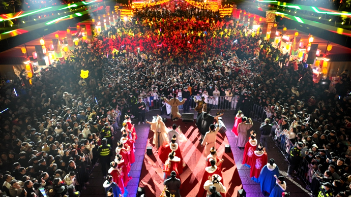 河南洛陽“天街奇幻夜”新春盛會(huì)“穿漢服蹦唐迪”活動(dòng)現(xiàn)場。 隋唐洛陽城供圖