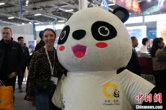 3月5日，2024年柏林國際旅游交易會(huì)(ITB)在柏林會(huì)展中心拉開帷幕。以“你好！中國”為主題的中國展區(qū)當(dāng)日亮相展會(huì)。圖為觀眾與大熊貓人偶合影。中新社記者 馬秀秀 攝