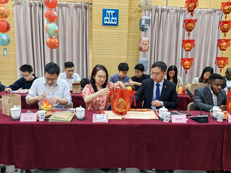 燈籠文化交流活動現(xiàn)場。中建國際中西非公司供圖
