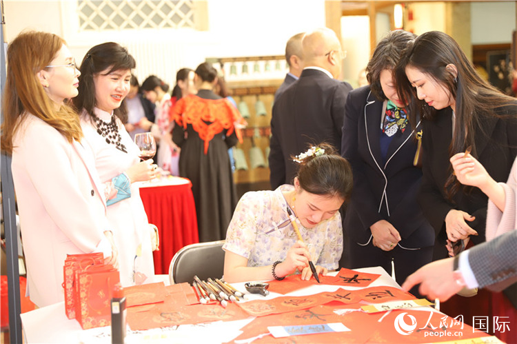 現(xiàn)場書法體驗(yàn)。人民網(wǎng)記者 霍文攝