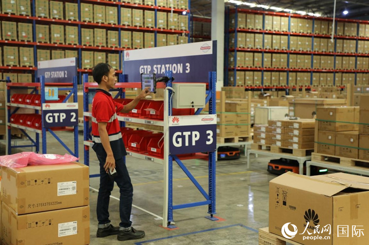 華為5G智能倉庫里，工作人員正在利用智能系統(tǒng)辦公。人民網(wǎng)記者 曹師韻攝