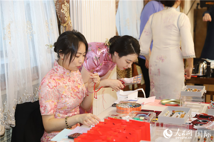 孔院教師展示剪紙。人民網(wǎng)記者 霍文攝