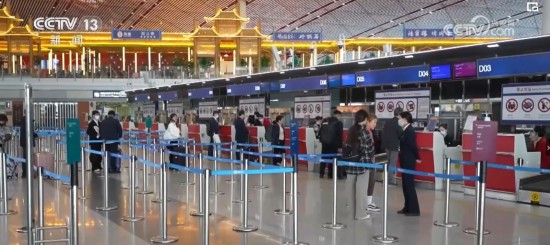 在首都機(jī)場(chǎng)，隨著國(guó)際直航航班的增加，旅客出行也更加便捷。