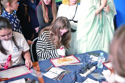 　　在俄羅斯首都莫斯科，一名學(xué)生在4月舉行的中文日活動上制作糖畫。 新華社發(fā)