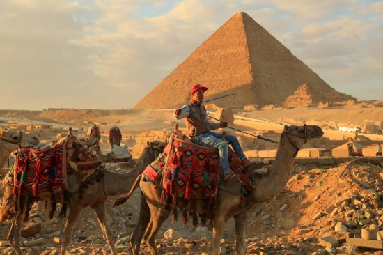 1月24日，商販騎駱駝離開(kāi)埃及吉薩金字塔景區(qū)。新華社記者 隋先凱 攝