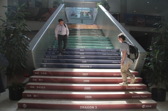 　　6月24日，在葡萄牙里斯本，與會(huì)者準(zhǔn)備走進(jìn)“龍計(jì)劃”五期總結(jié)研討會(huì)暨六期（2024-2028年）啟動(dòng)會(huì)會(huì)場(chǎng)。