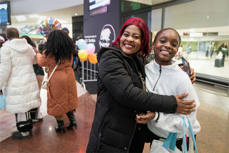 學(xué)生與家長相擁歡慶。希拉茲·莫林?jǐn)z