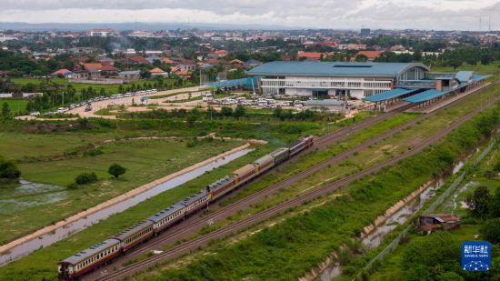   7月20日，首趟老撾泰國跨境鐵路客運列車抵達(dá)老撾萬象坎薩瓦站（無人機(jī)照片）。新華社發(fā)（凱喬攝）