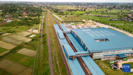   7月20日，首趟老撾泰國跨境鐵路客運列車抵達(dá)老撾萬象坎薩瓦站（無人機(jī)照片）。新華社發(fā)（凱喬攝）