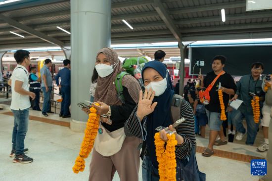   7月20日，乘客搭乘首趟老撾泰國跨境鐵路客運列車抵達(dá)老撾萬象坎薩瓦站。新華社發(fā)（凱喬攝）