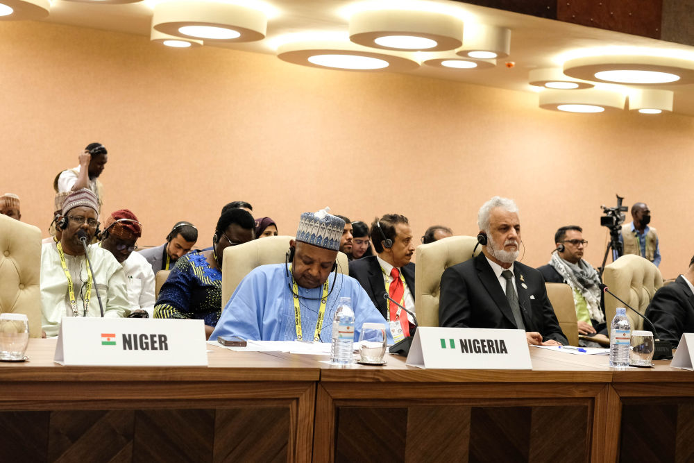 1月20日，與會(huì)代表出席在烏干達(dá)首都坎帕拉舉行的不結(jié)盟運(yùn)動(dòng)第19次峰會(huì)閉幕式。新華社發(fā)（阿佳拉·納瓦達(dá)攝）