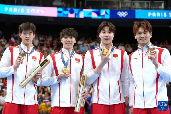 北京時間8月5日，在巴黎奧運會游泳項目男子4x100米混合泳接力決賽中，中國隊以3分27秒46的成績奪得金牌。圖為冠軍中國隊選手徐嘉余、覃海洋、孫佳俊、潘展樂（從右至左）在頒獎儀式上。新華社記者 杜宇 攝
