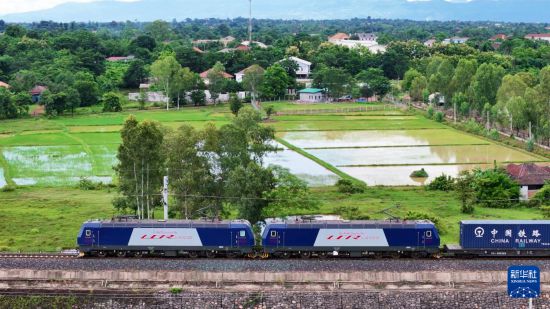 8月5日，由老撾籍火車司機獨立駕駛的滿載貨物的列車駛出萬象站，向中國昆明進發(fā)（無人機照片）。新華社發(fā)（楊永全 攝）