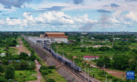 8月5日，由老撾籍火車司機獨立駕駛的滿載貨物的列車駛出萬象站，向中國昆明進發(fā)（無人機照片）。新華社發(fā)（楊永全 攝）