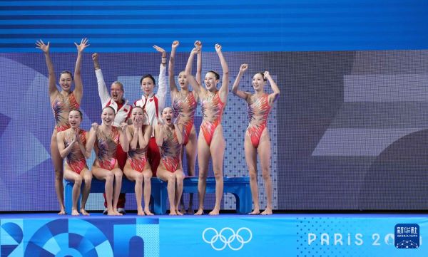 北京時(shí)間8月8日凌晨，巴黎奧運(yùn)會(huì)花樣游泳集體項(xiàng)目的最后一項(xiàng)比賽集體技巧自選在巴黎奧林匹克水上運(yùn)動(dòng)中心舉行。中國(guó)隊(duì)奪得花樣游泳集體項(xiàng)目金牌。圖為中國(guó)隊(duì)在比賽后慶祝奪冠。新華社記者 薛宇舸 攝