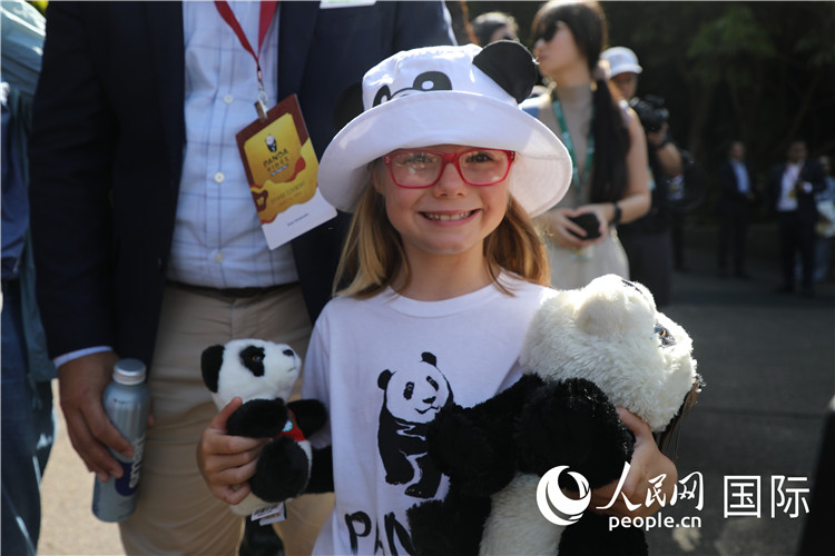 3、當(dāng)天圣迭戈很多市民到動(dòng)物園看大熊貓。 人民網(wǎng)記者 李志偉攝