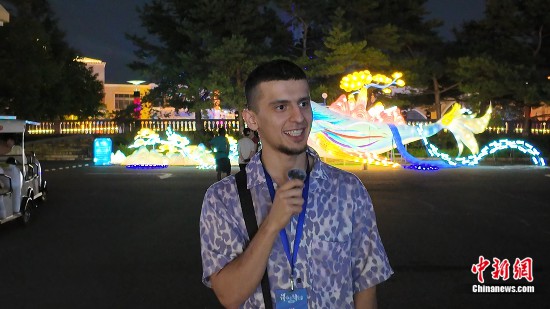 圖為外籍青年李浩然接受采訪。曹淼欣 攝